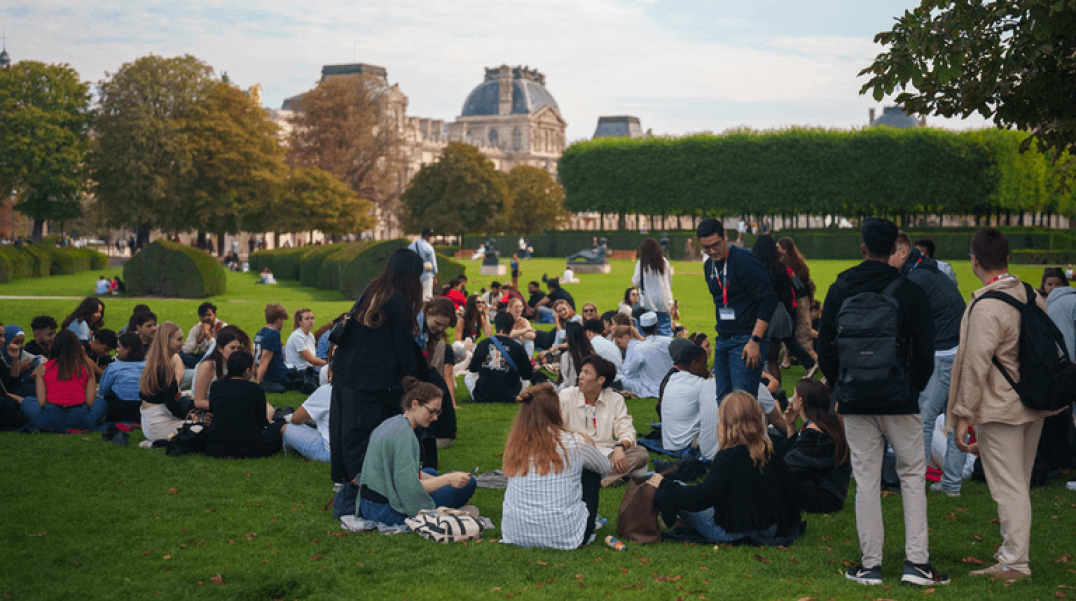 Les étudiants internationaux de l'EM Normandie au jardin des Tuileries à Paris