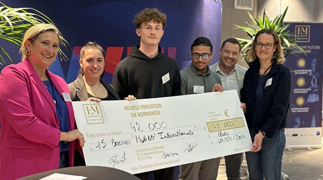 Remise bourse photo de groupe