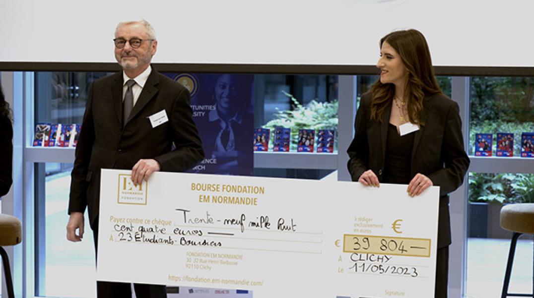 Présentation du chèque cérémonie de remise de bourse