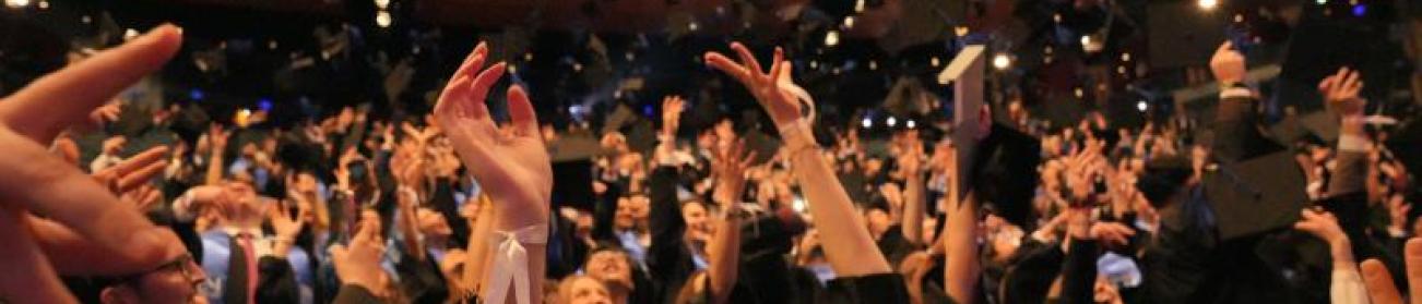 Jeter de toques lors de la remise de diplômes